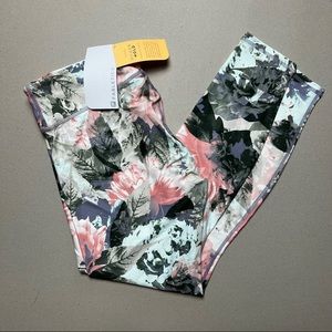 NWT fabletics salar printed powerhold leggings